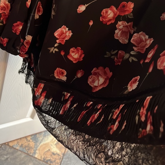 Too - Picture 4 of 5